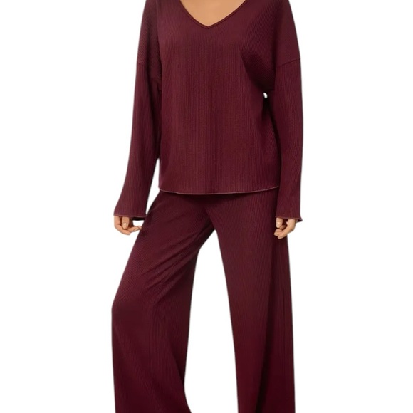 Burgundy Wine Color 2 Piece Stretch Knit Pants Outfit M-L - Picture 1 of 6